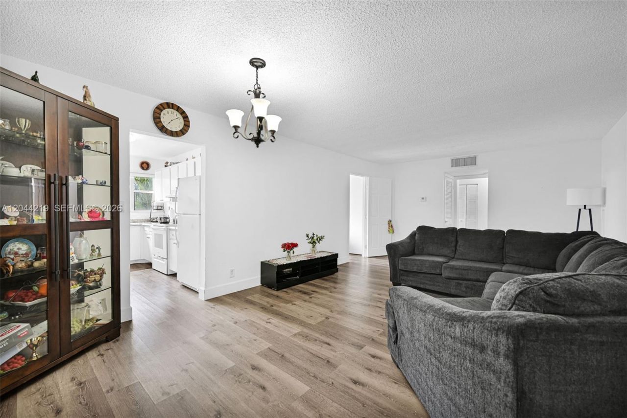 942 NE 199th St , Unit 4E, Miami, FL 33179 Photo