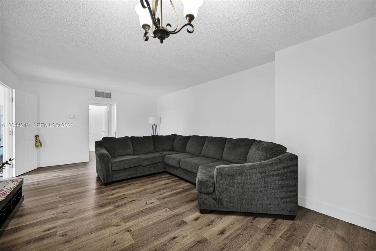 942 NE 199th St , Unit 4E, Miami, FL 33179 Photo