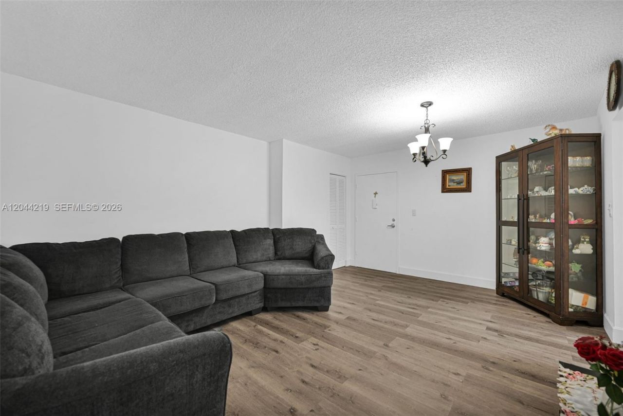 942 NE 199th St , Unit 4E, Miami, FL 33179 Photo
