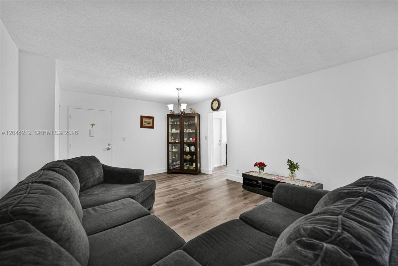 942 NE 199th St , Unit 4E, Miami, FL 33179 Photo