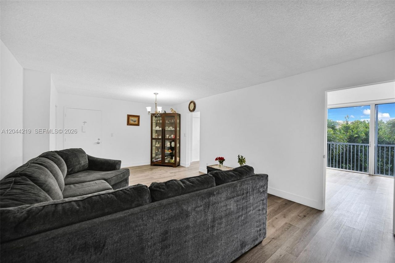 942 NE 199th St , Unit 4E, Miami, FL 33179 Photo