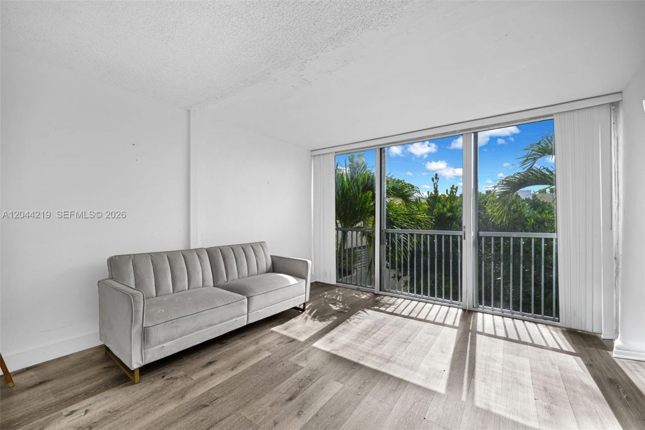 942 NE 199th St , Unit 4E, Miami, FL 33179 Photo