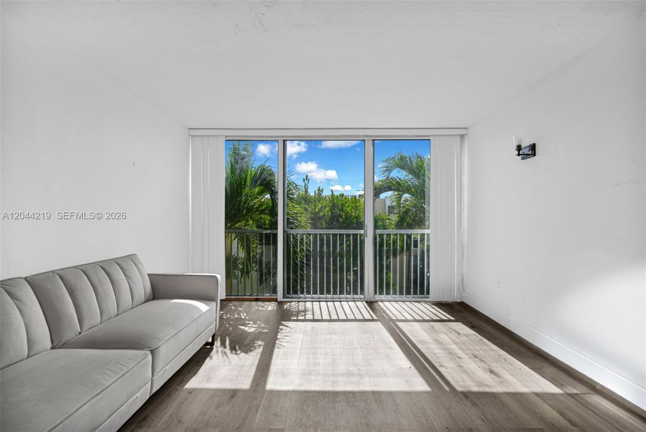 942 NE 199th St , Unit 4E, Miami, FL 33179 Photo