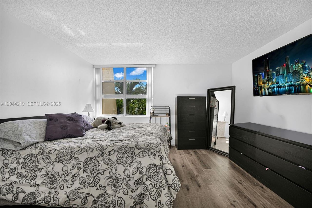 942 NE 199th St , Unit 4E, Miami, FL 33179 Photo