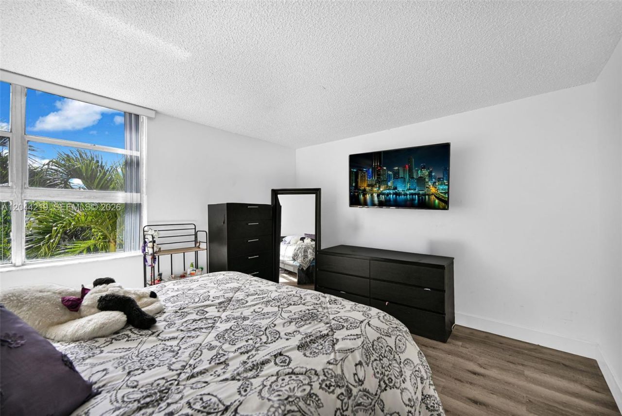 942 NE 199th St , Unit 4E, Miami, FL 33179 Photo