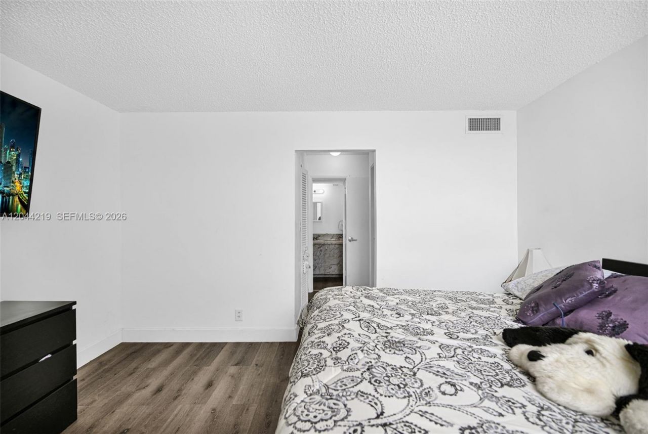 942 NE 199th St , Unit 4E, Miami, FL 33179 Photo
