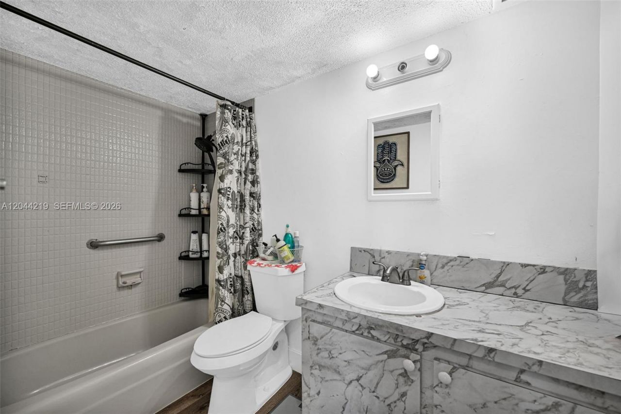 942 NE 199th St , Unit 4E, Miami, FL 33179 Photo