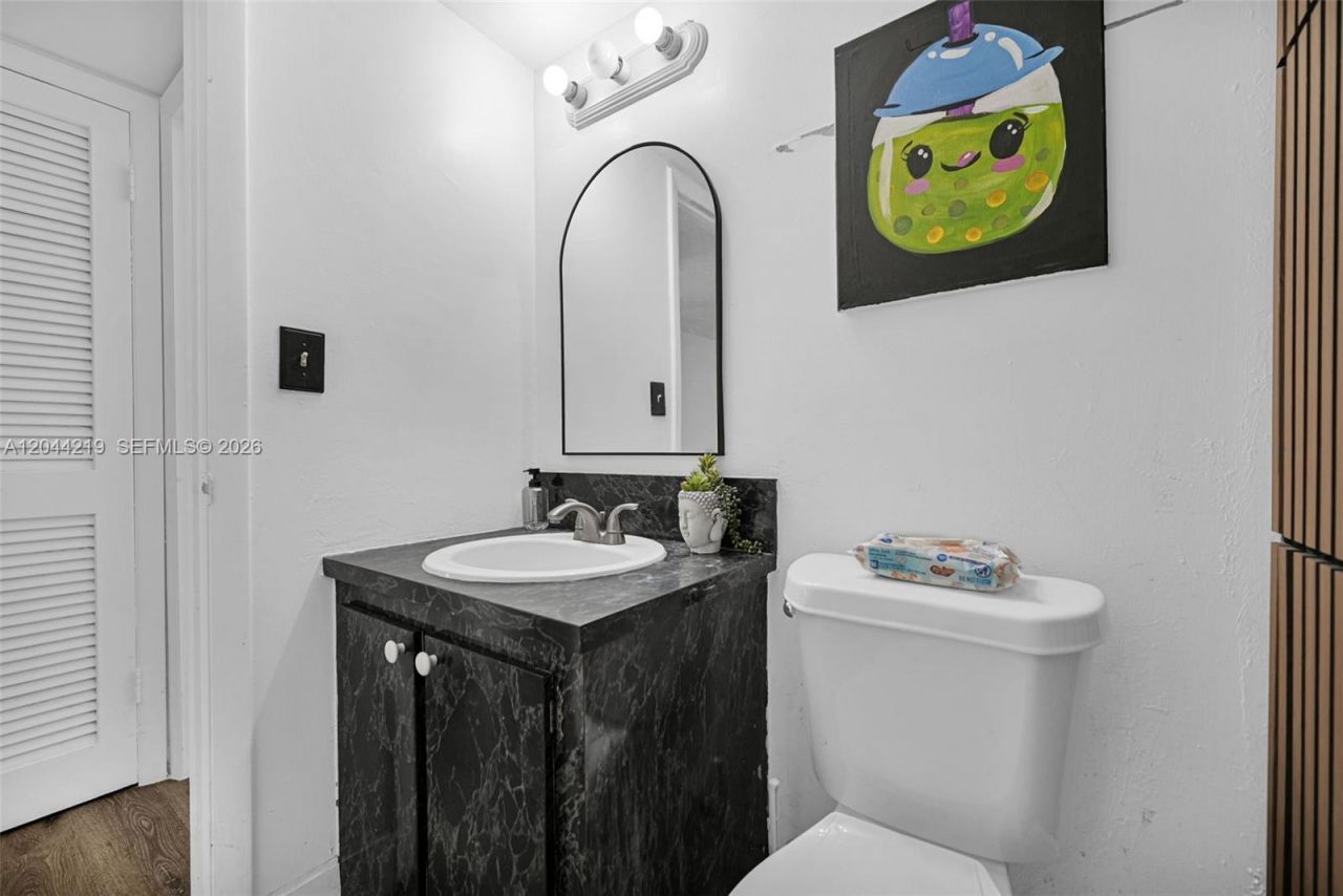 942 NE 199th St , Unit 4E, Miami, FL 33179 Photo