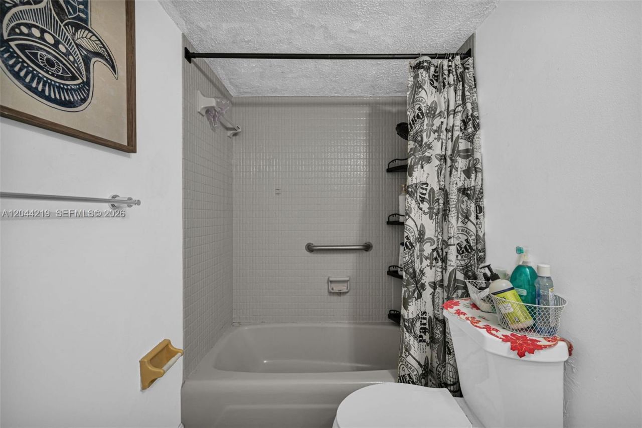 942 NE 199th St , Unit 4E, Miami, FL 33179 Photo