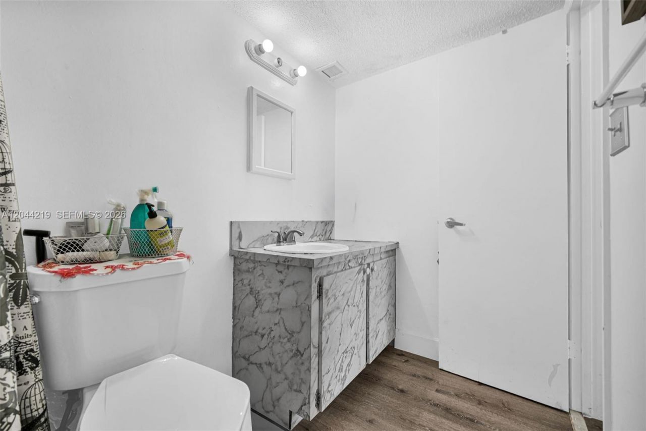 942 NE 199th St , Unit 4E, Miami, FL 33179 Photo