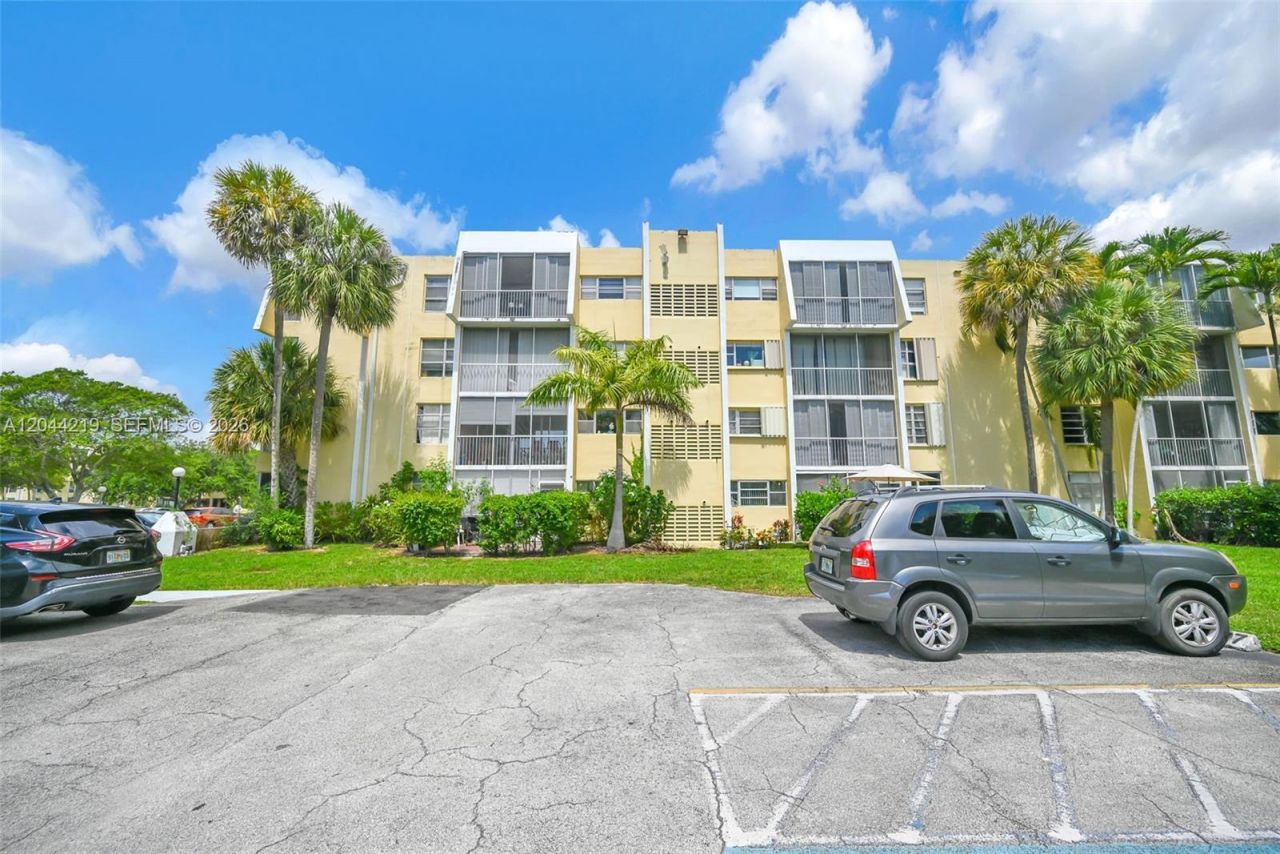 942 NE 199th St , Unit 4E, Miami, FL 33179 Photo