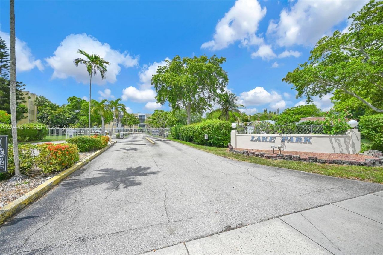 942 NE 199th St , Unit 4E, Miami, FL 33179 Photo
