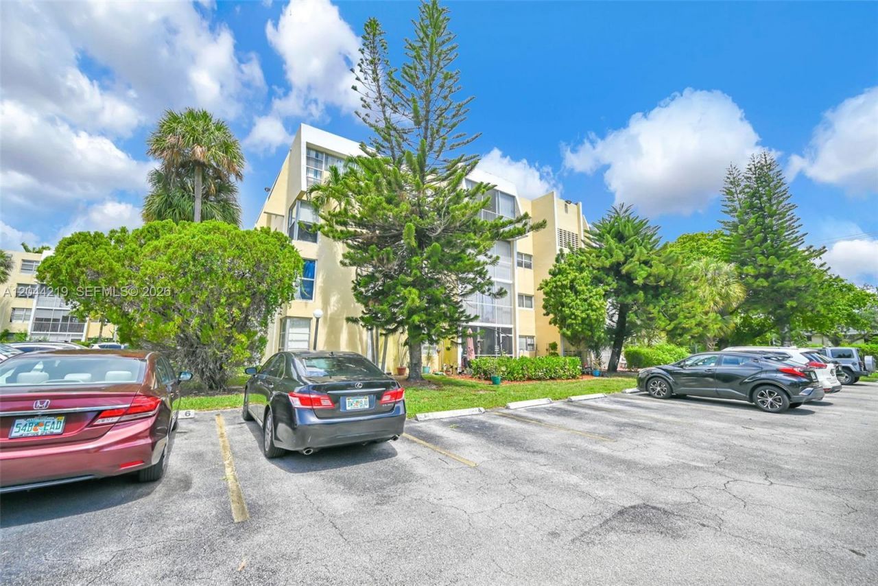 942 NE 199th St , Unit 4E, Miami, FL 33179 Photo