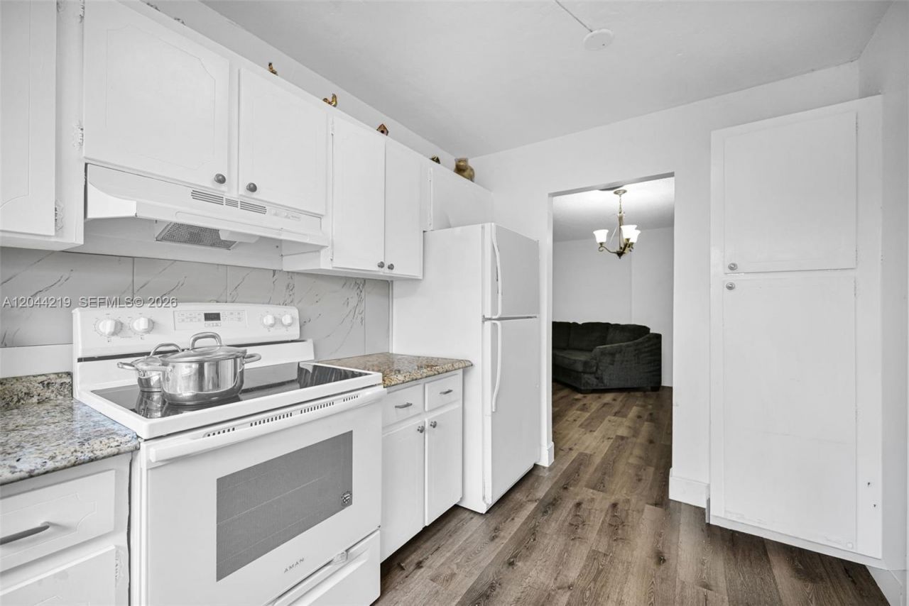 942 NE 199th St , Unit 4E, Miami, FL 33179 Photo