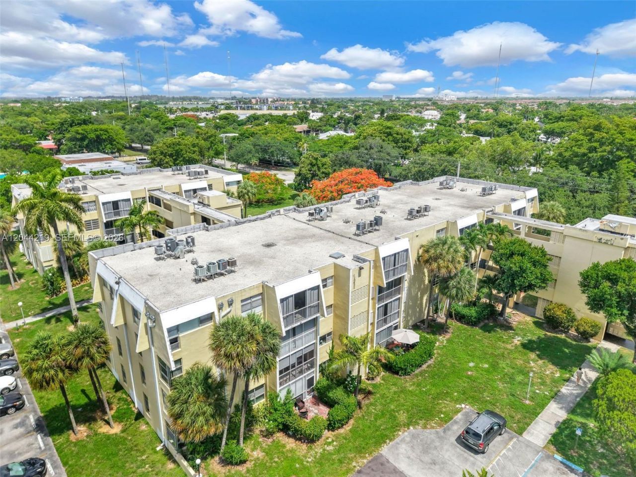 942 NE 199th St , Unit 4E, Miami, FL 33179 Photo