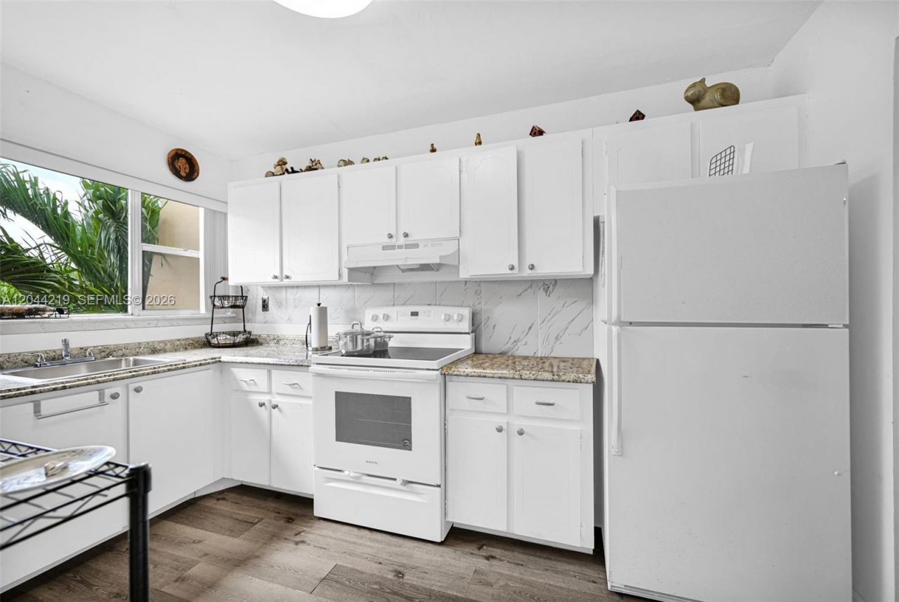 942 NE 199th St , Unit 4E, Miami, FL 33179 Photo