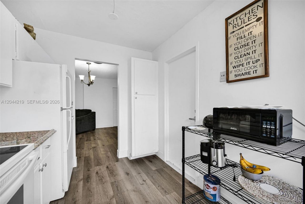 942 NE 199th St , Unit 4E, Miami, FL 33179 Photo