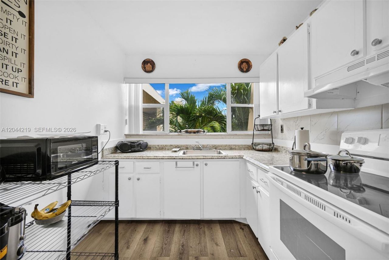 942 NE 199th St , Unit 4E, Miami, FL 33179 Photo