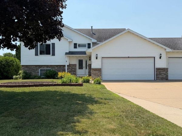 605 E South Street , Belle Plaine, MN 56011