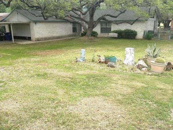 336 SOLLOCK DR, Devine, TX 78016