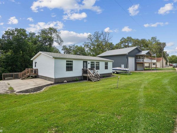 1218 E Ridge Drive, Brooklyn, IA 52211