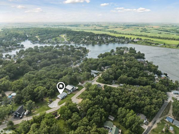 1218 E Ridge Drive, Brooklyn, IA 52211