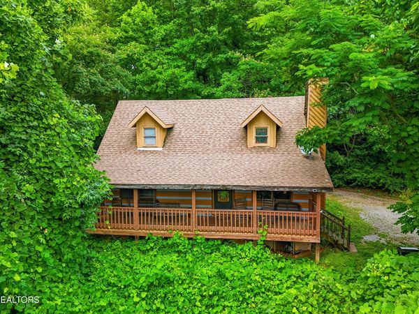 559 Crest Rd, Gatlinburg, TN 37738