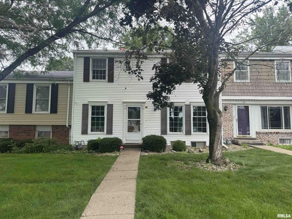 90 CARRIAGE HILL Road, Macomb, IL 61455