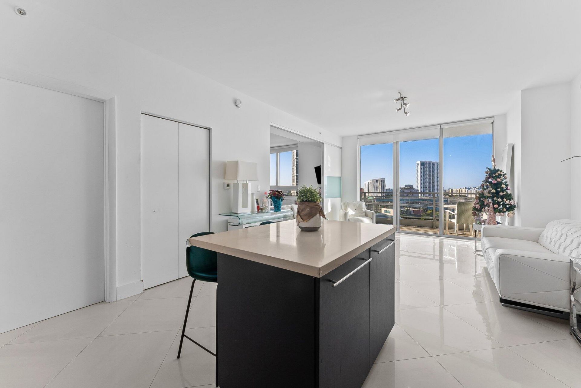90 SW 3rd Street, Unit 1410, Miami, FL 33130 Photo