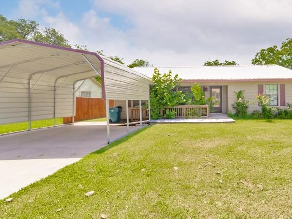 907 N Lamb Street, Bowie, TX 76230