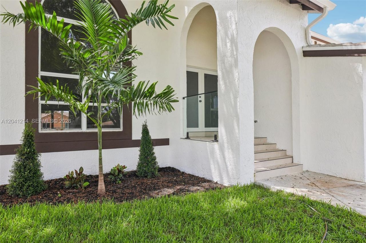 15010 E Falcons Lea Dr, Davie, FL 33331 Photo
