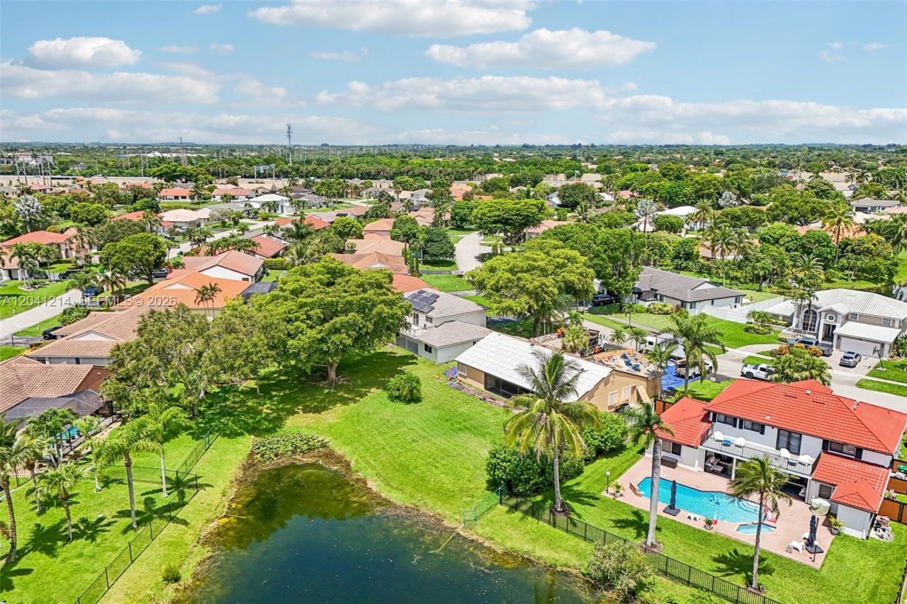 15010 E Falcons Lea Dr, Davie, FL 33331 Photo