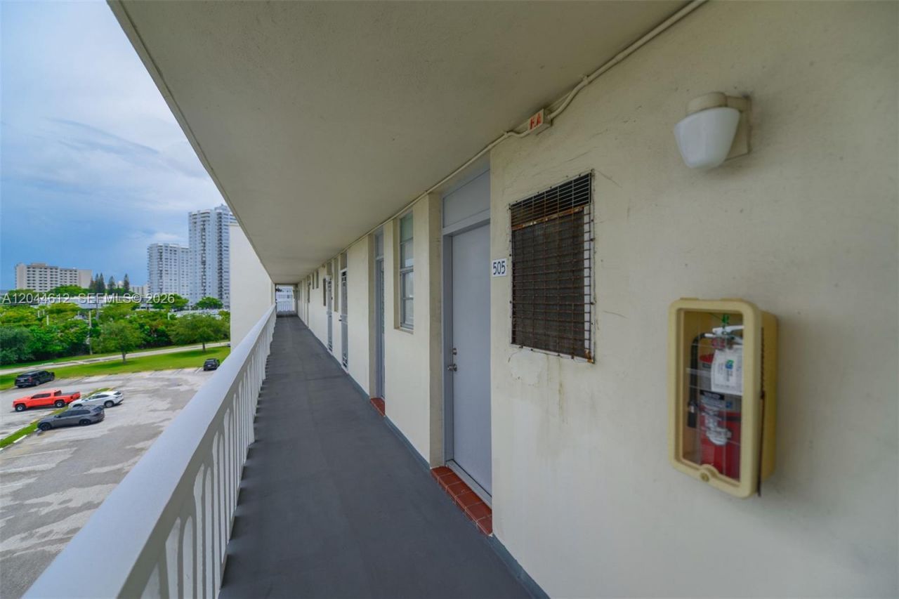 2851 Leonard Dr , Unit J505, Aventura, FL 33160 Photo