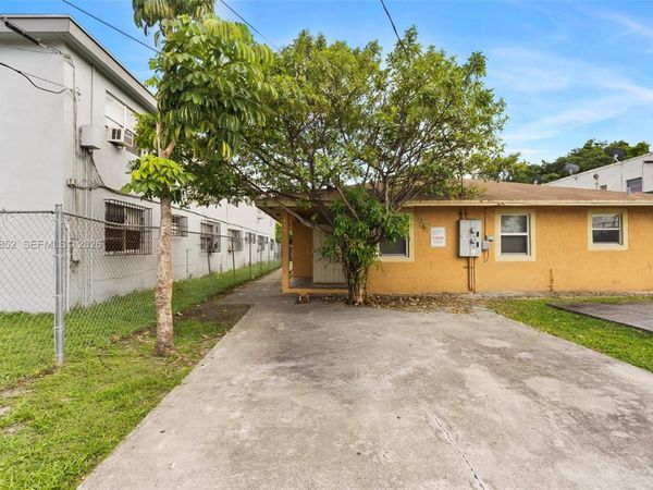 812 NW 70th St , Miami, FL 33150