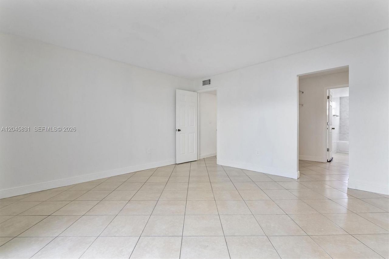 9369 Fontainebleau Blvd, Unit J225, Miami, FL 33172 Photo