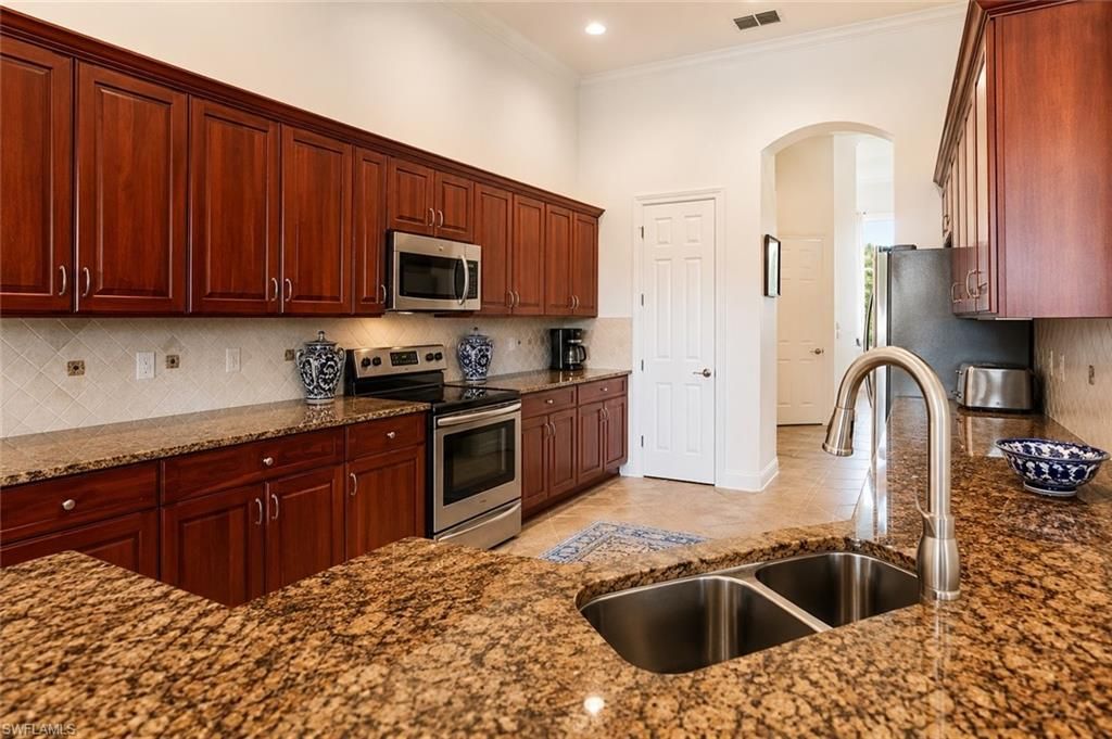 8263 Potomac Ln, Naples, FL 34104 Photo