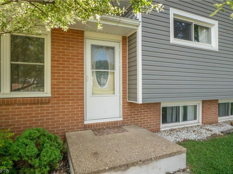 511 Taff Circle, Louisville, OH 44641 Photo 2