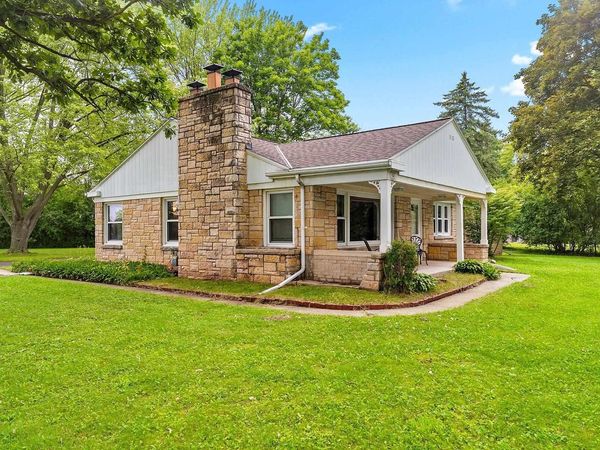 1636 LOST DAUPHIN ROAD, De Pere, WI 54115