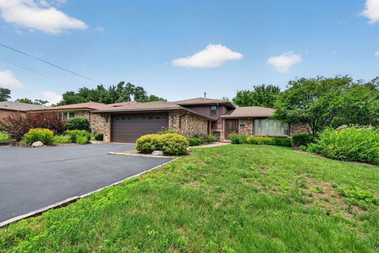 8118 Gladys Lane, Palos Hills, IL 60465 Main Photo