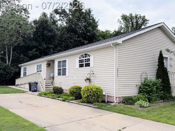29703 Vinewood Lane, Gibraltar, MI 48173