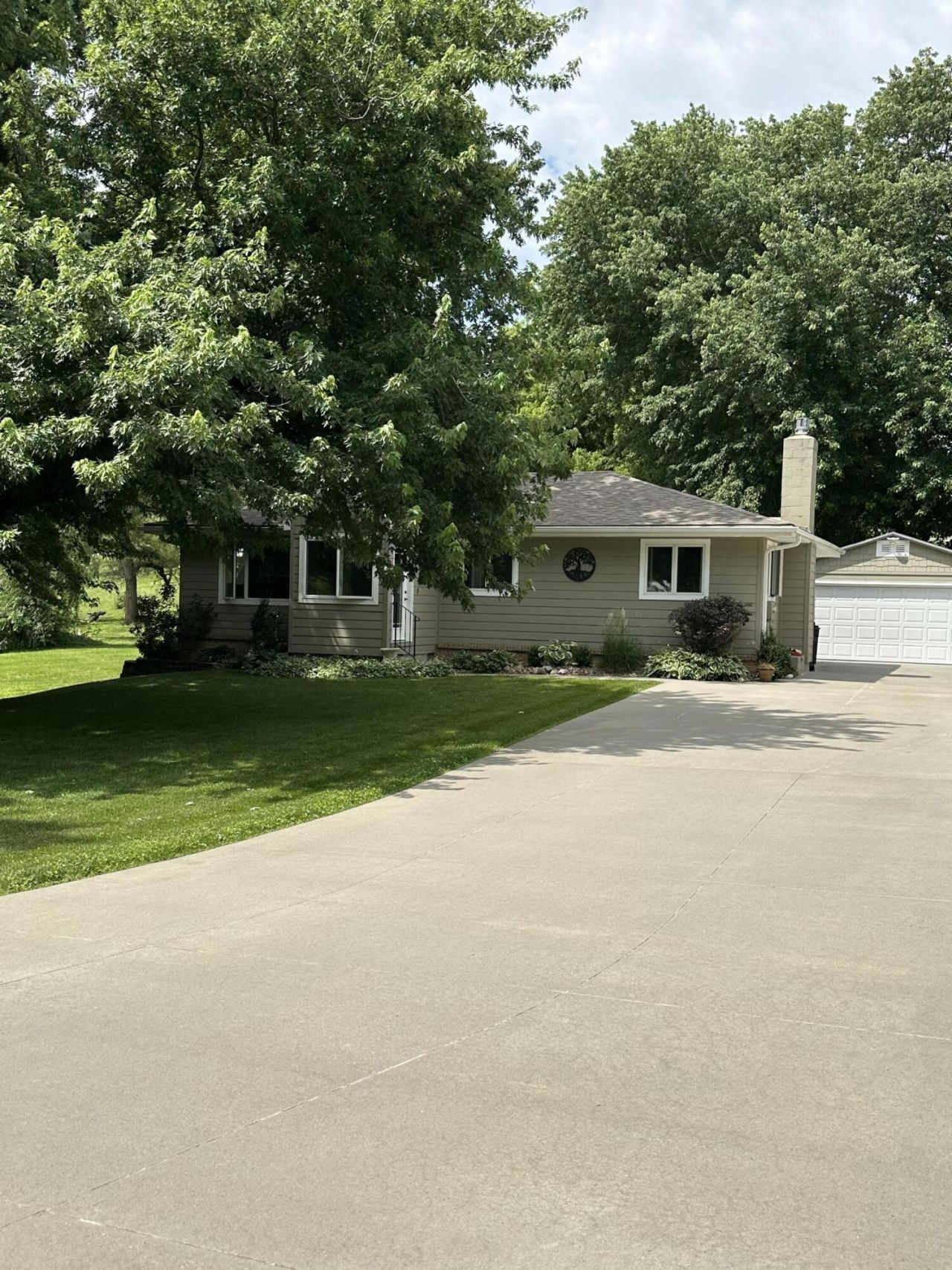 1889 Jennings Avenue, Council Bluffs, IA 51503 Main Photo