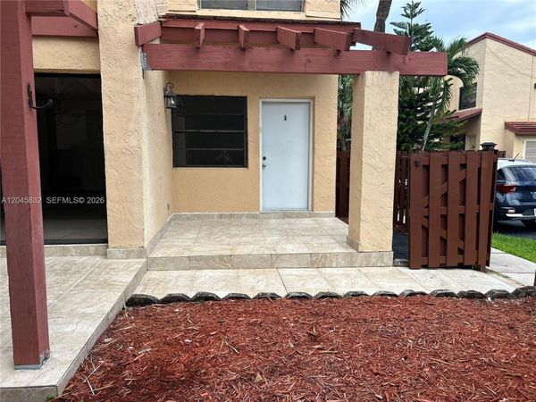 301 W Park Dr , Unit 101-11, Miami, FL 33172