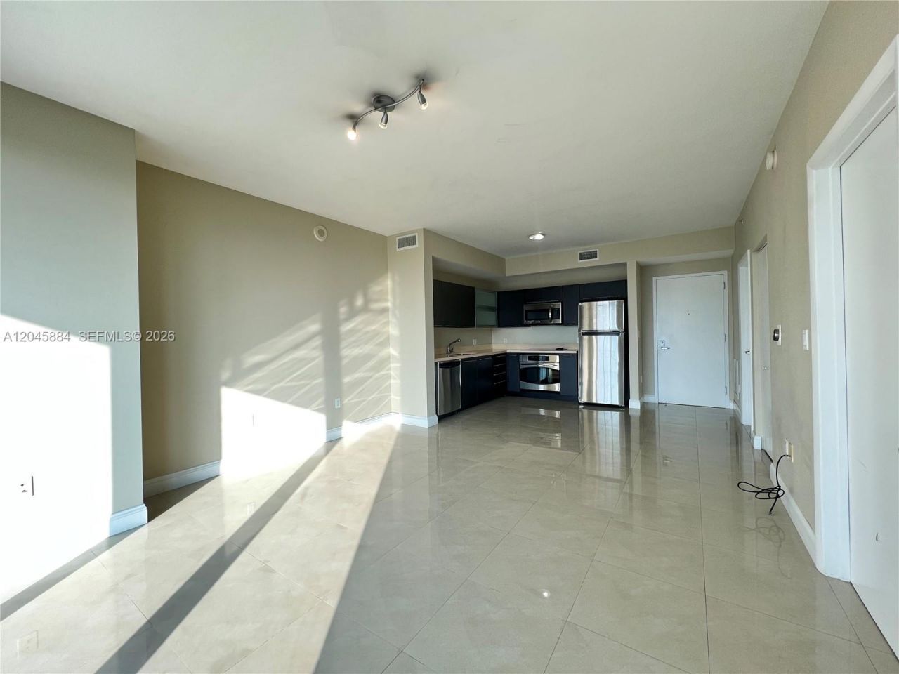 90 SW 3rd St , Unit 1710, Miami, FL 33130 Photo
