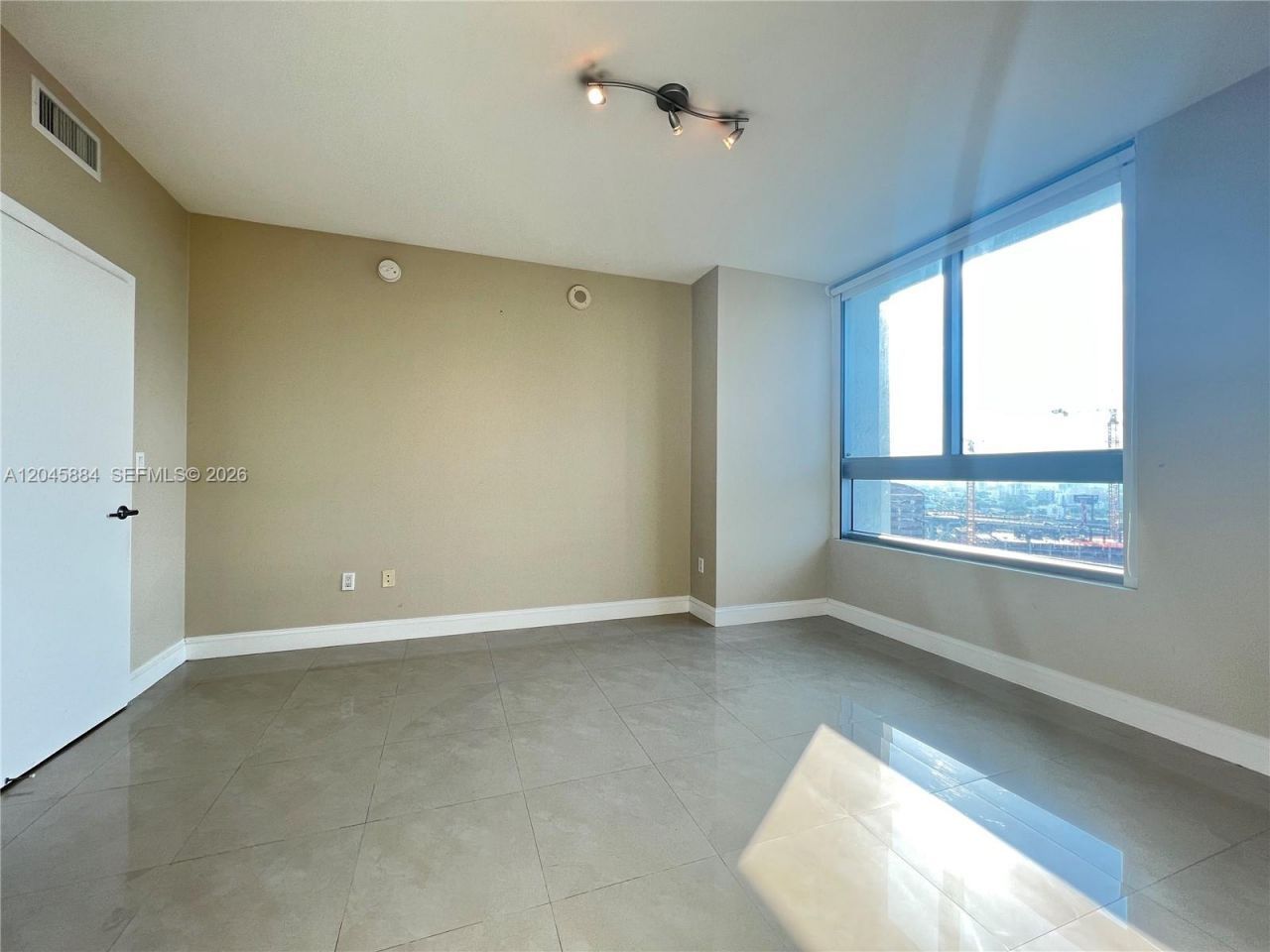 90 SW 3rd St , Unit 1710, Miami, FL 33130 Photo