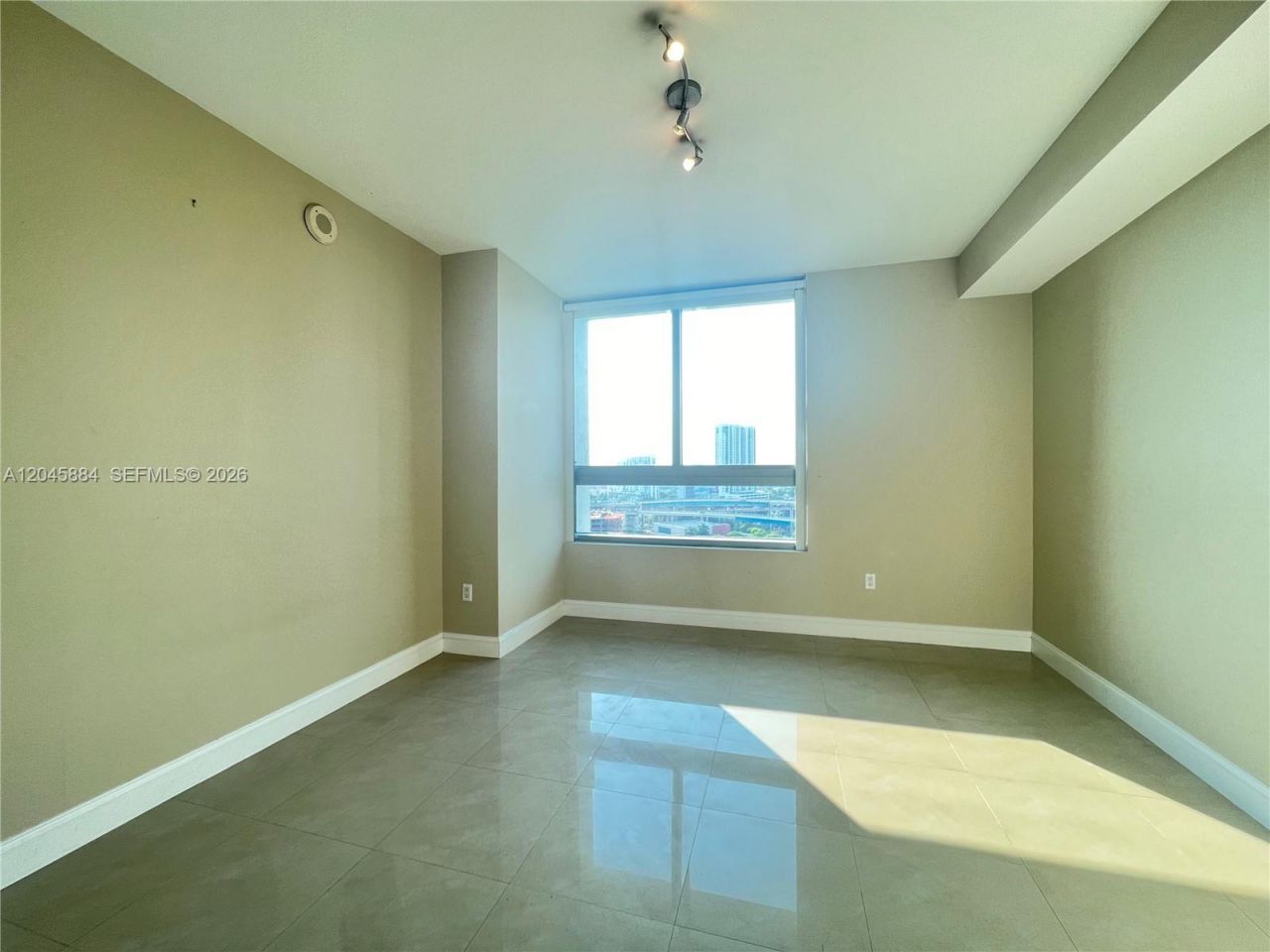 90 SW 3rd St , Unit 1710, Miami, FL 33130 Photo