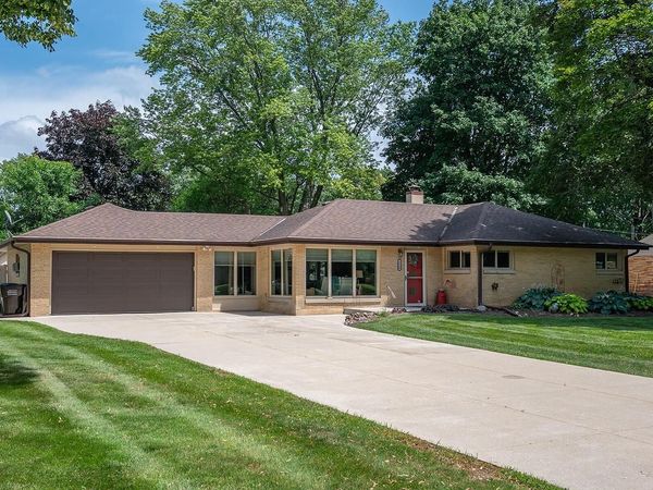1618 S Wildwood DRIVE, New Berlin, WI 53151