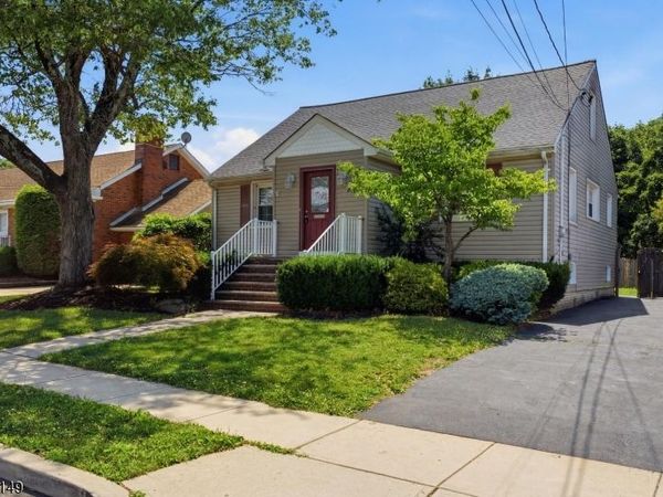 2 Oakwood Pl, North Brunswick, NJ 08902