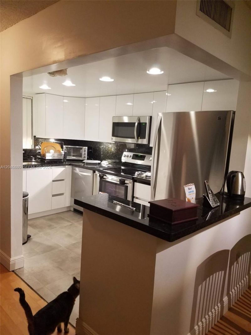 9371 Fontainebleau Blvd , Unit I208, Miami, FL 33172 Photo