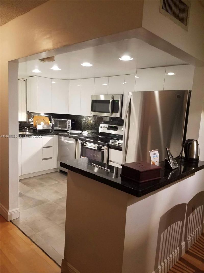 9371 Fontainebleau Blvd , Unit I208, Miami, FL 33172 Photo