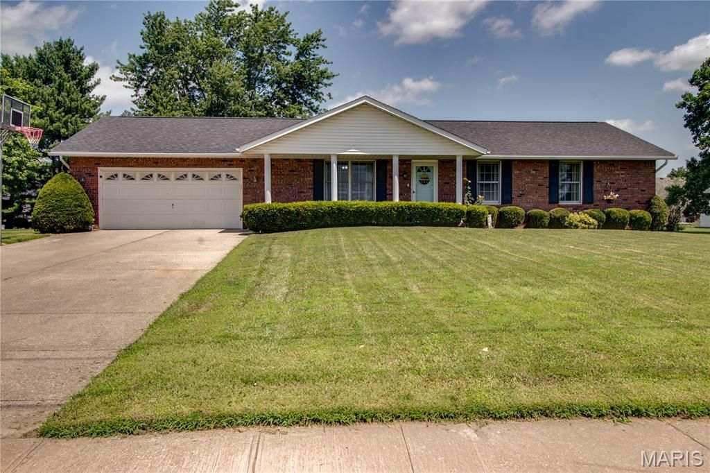1217 W County Road, Jerseyville, IL 62052 Main Photo